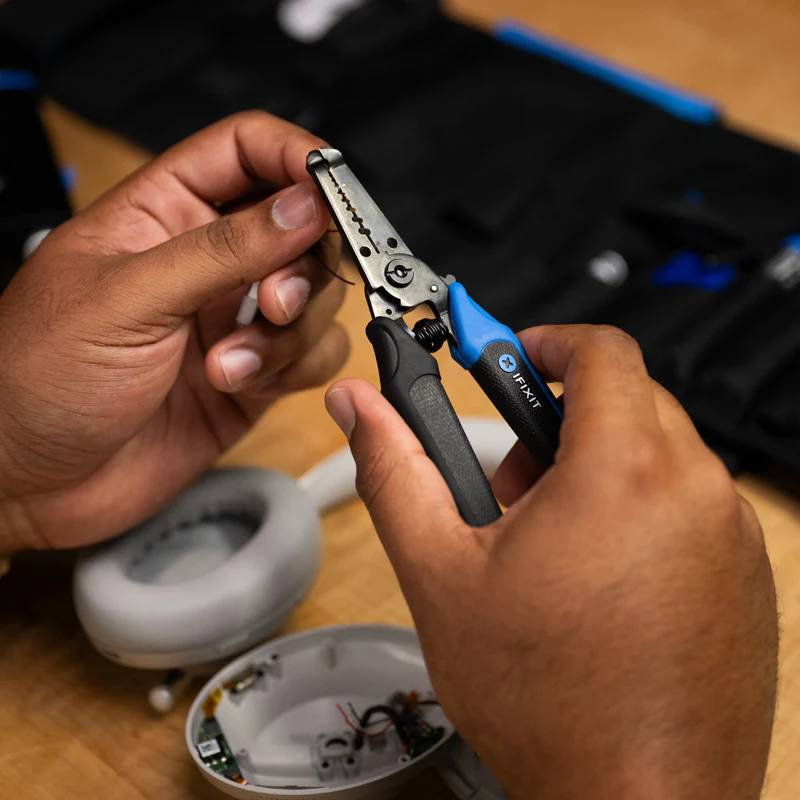 Ściągacz izolacji iFixit Mandible Wire Strippers
