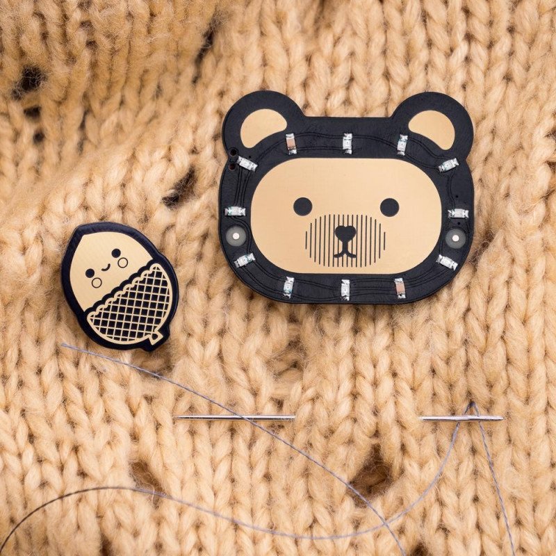 Bearables Bear Kit - sada samolepek s LED diodami a snímačem pohybu