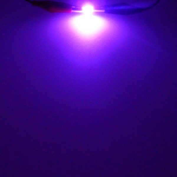 Fialová LED