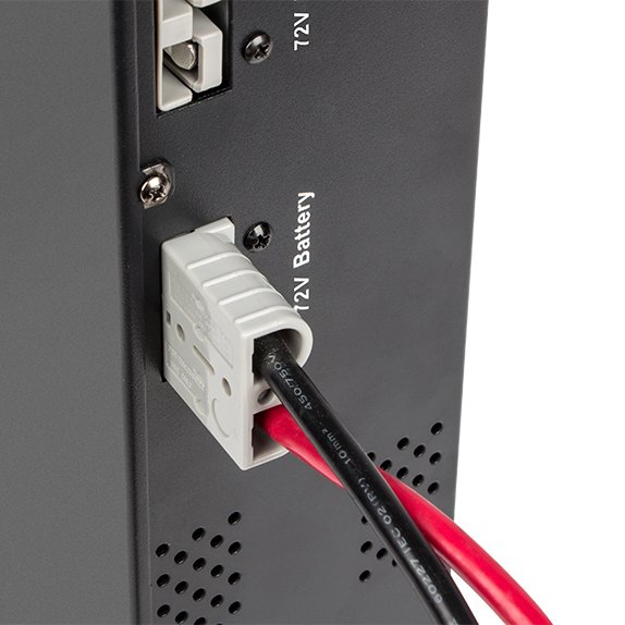 Zařízení se připojuje k UPS pomocí speciálních kabelů s ukončenou zástrčkou, takže je toto připojení velmi snadné.