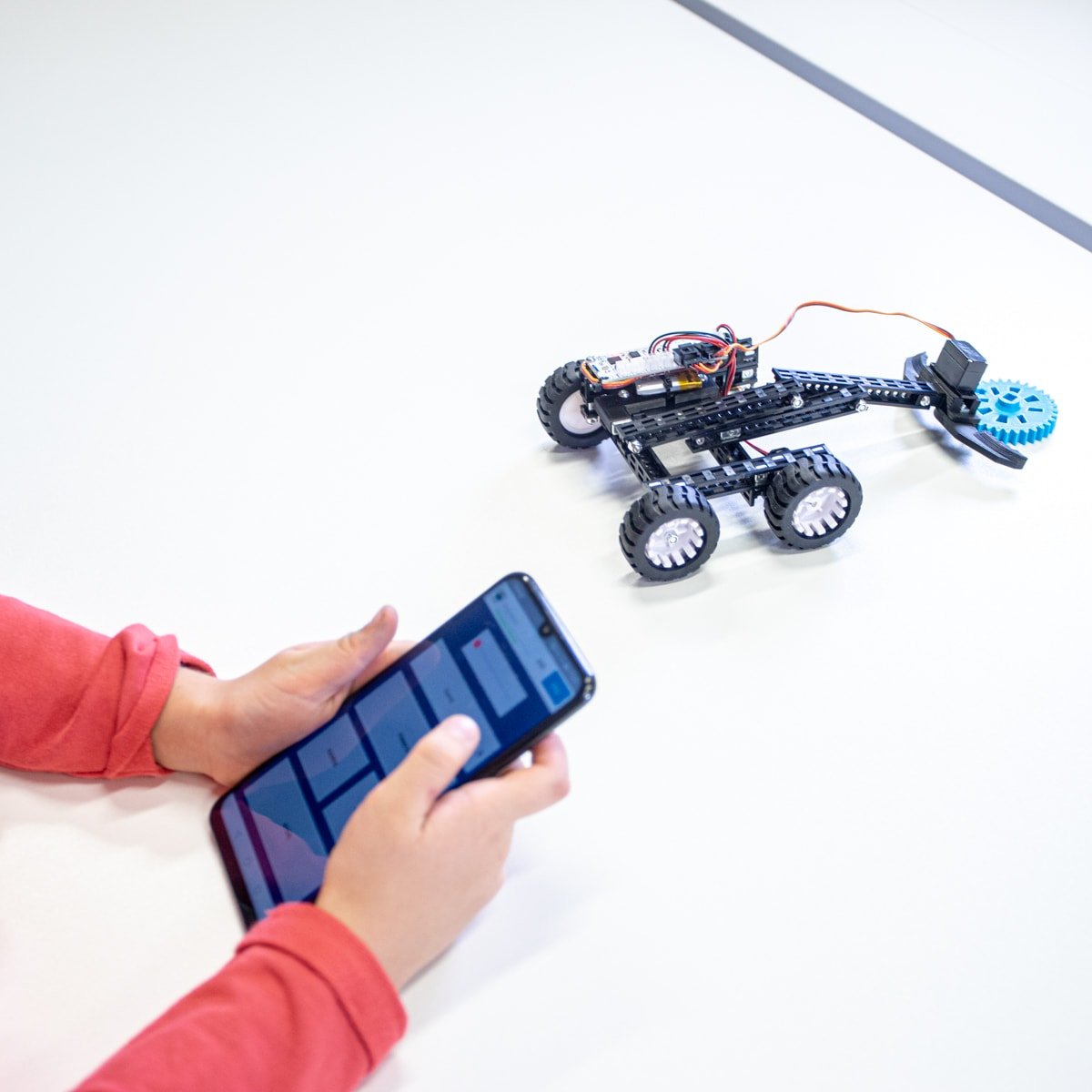 Robot ovládaný mobilní aplikací