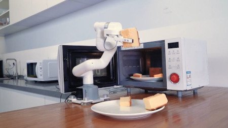 Pomocník v kuchyni - může vyjmout chléb z mikrovlnné trouby a položit ho na talíř.