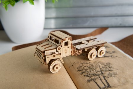 Vojenské vozidlo - vojenský nákladní automobil.
