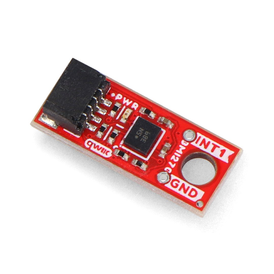 Červená sparkfun mikro deska s akcelerometrem a gyroskopem leží na bílém pozadí.