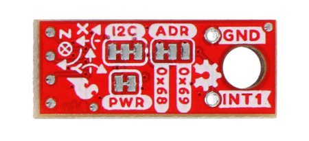 Červená sparkfun mikro deska s akcelerometrem a gyroskopem leží obráceně na bílém pozadí.
