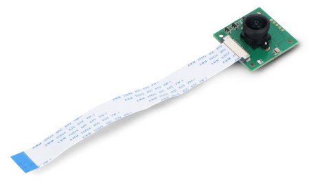 Kamerový modul pro Raspberry Pi leží na bílém pozadí spolu s propojovací páskou.
