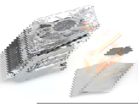 Stříbrný ventilátor s chladičem pro Raspberry Pi 5 leží na bílém pozadí spolu s prvky stavebnice.