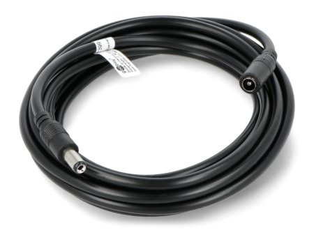 Černý a stočený elektrický drát leží na bílém pozadí.