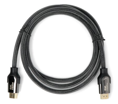 Na bílém pozadí leží černý stočený kabel USB.