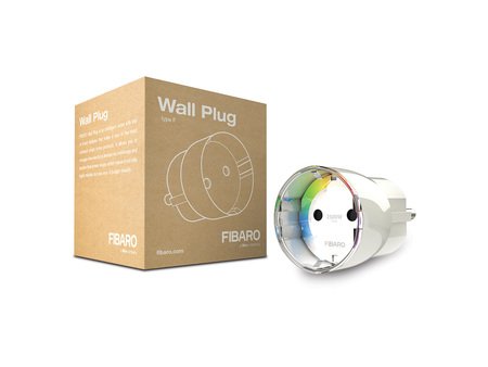 Chytrá zásuvka Fibaro Wall Plug F leží na bílém pozadí s krabicí.