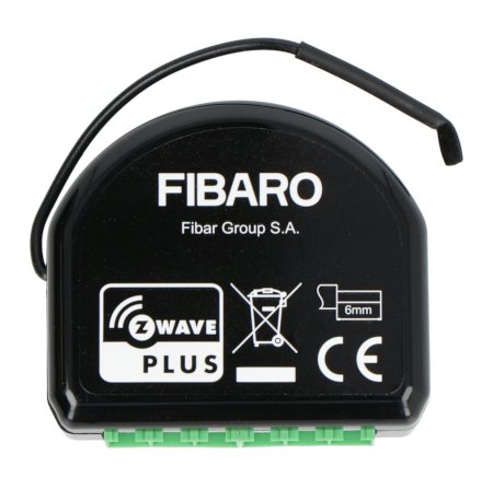 Černé relé Fibaro Double Switch 2 leží na bílém pozadí.