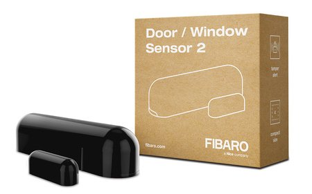 Černý inteligentní senzor otevírání dveří a oken Fibaro leží na bílém pozadí s krabičkou.