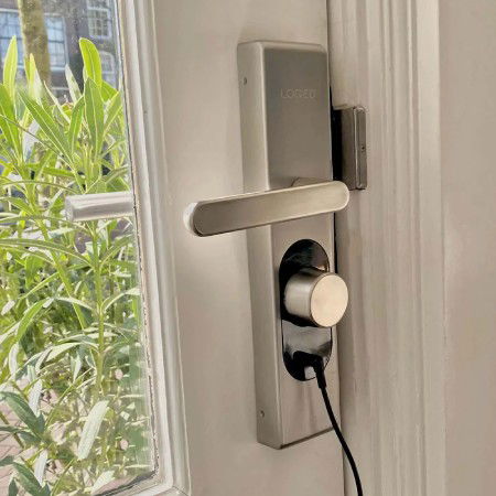 Shelly LOQED Power Kit - 8x AA Ni-MH baterie + napájecí zdroj - pro chytrý zámek LOQED